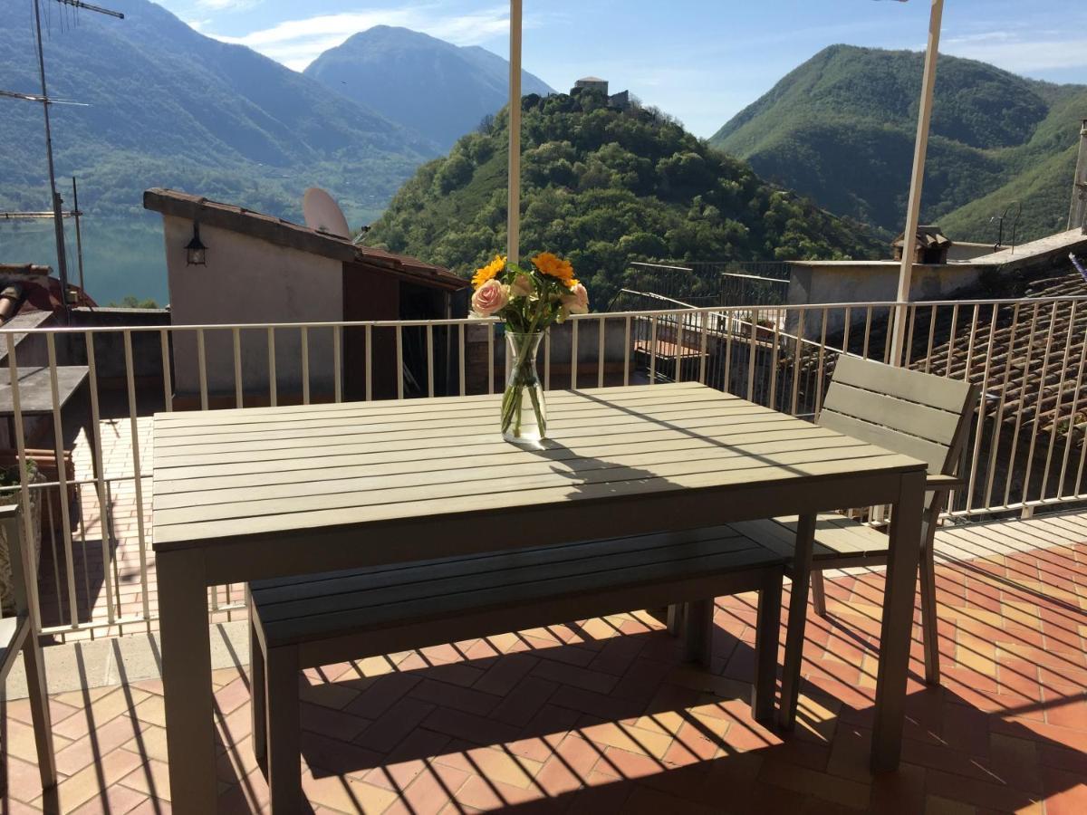 Stanza Privata In Attico Con Terrazza - Lakeholiday It Castel di Tora Dış mekan fotoğraf